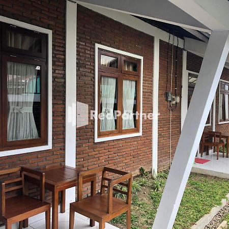 Rifka Annisa Guesthouse Syariah Redpartner Джокякарта Екстериор снимка