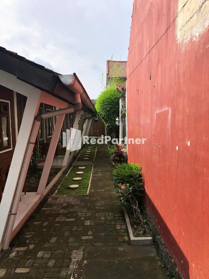 Rifka Annisa Guesthouse Syariah Redpartner Джокякарта Екстериор снимка