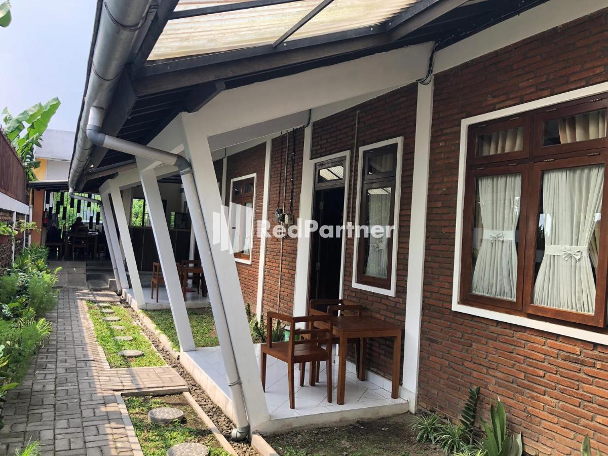 Rifka Annisa Guesthouse Syariah Redpartner Джокякарта Екстериор снимка