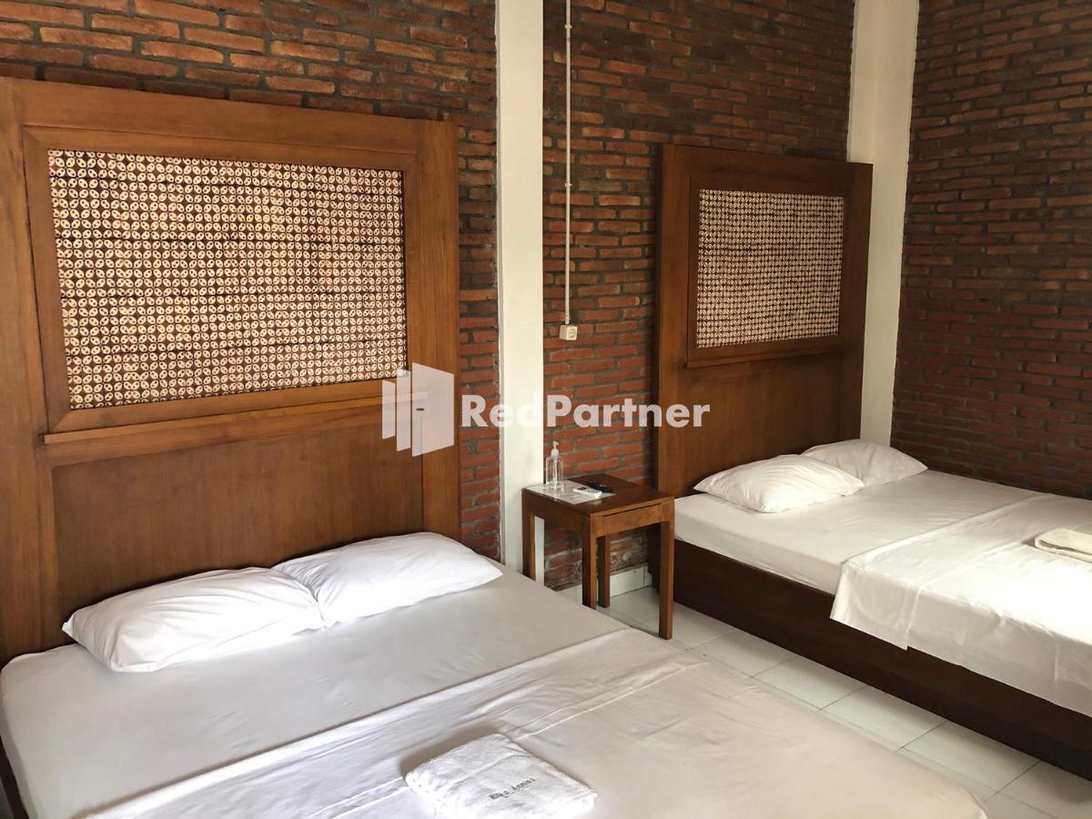 Rifka Annisa Guesthouse Syariah Redpartner Джокякарта Екстериор снимка