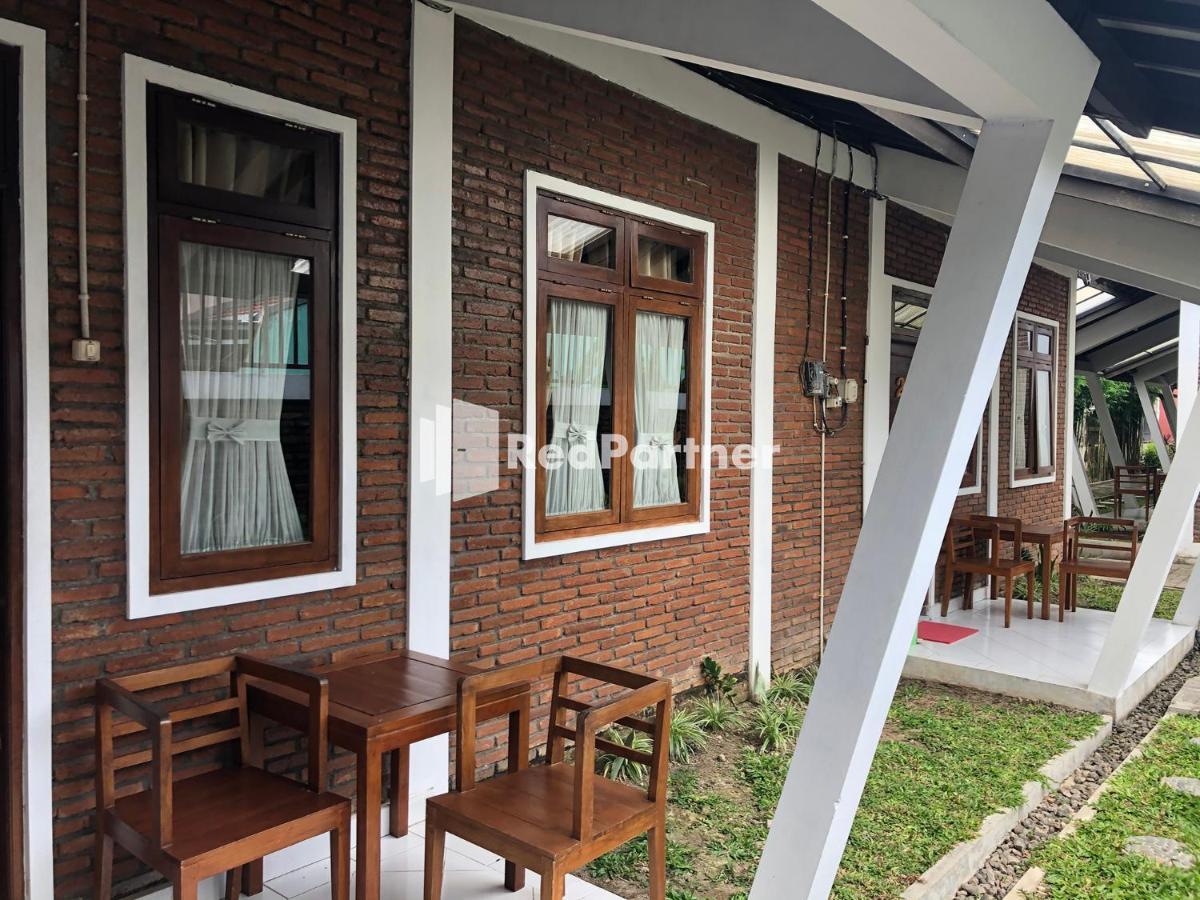 Rifka Annisa Guesthouse Syariah Redpartner Джокякарта Екстериор снимка