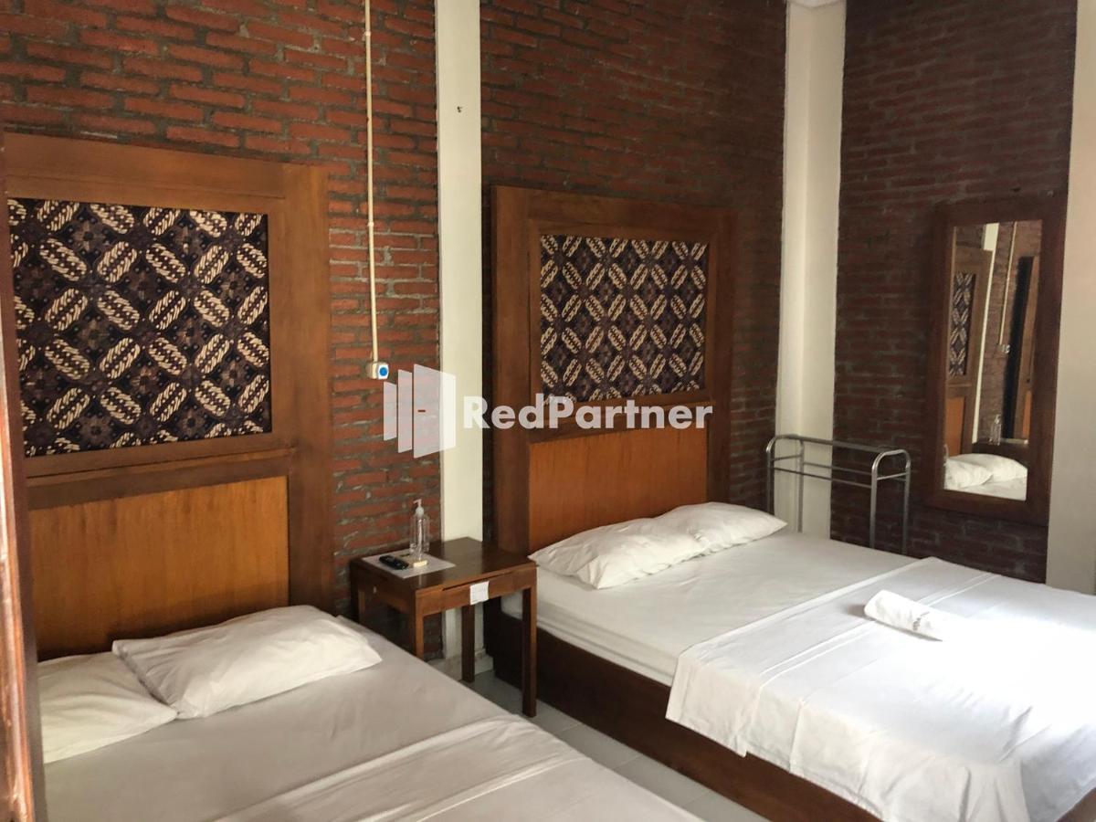Rifka Annisa Guesthouse Syariah Redpartner Джокякарта Екстериор снимка