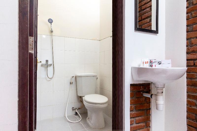 Rifka Annisa Guesthouse Syariah Redpartner Джокякарта Екстериор снимка